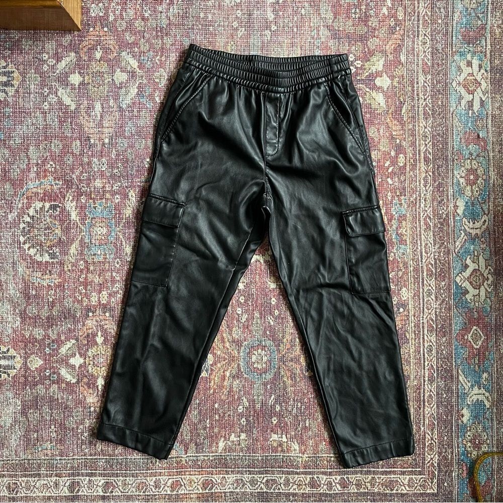 GAP women’s small faux leather Black Cargo cropped pants